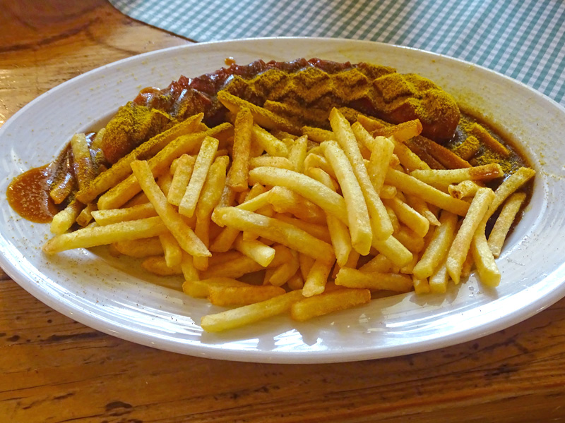 Forstquell-Currywurst in pikanter Sauce mit Pommes Frites